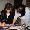 (2004)_Katka Hodecová a Lucie Endlicherová při přípravě na živé vysílání ve studiu Proglasu (2004)